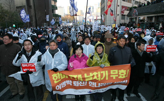 한미FTA 비준안 날치기를 규탄하는 시위대가 거리행진을 하고 있다.