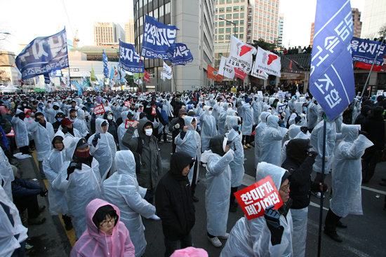 한미FTA 비준안 날치기를 규탄하는 시위대가 거리행진을 하고 있다.