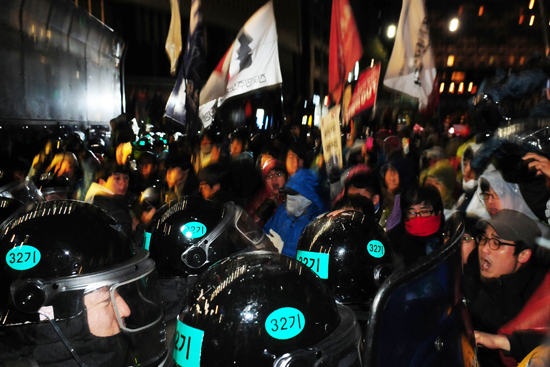 경찰의 봉쇄에 맞서 집회 참가자들이 도로에서 평화행진을 시도하고 있다.