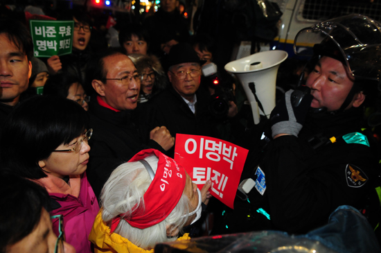 이정희 민노당 대표, 노회찬 통합연대 공동대표 등이 행진을 막고 있는 경찰과 대치하고 있다.