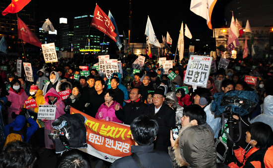 지도부를 앞세우고 시위대가 거리행진을 시도하고 있다.