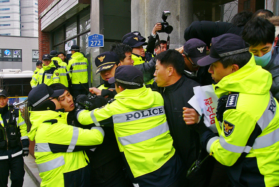 참가자들이 경찰의 동영상, 사진 채증에 항의하며 격렬한 몸싸움이 벌어졌다.