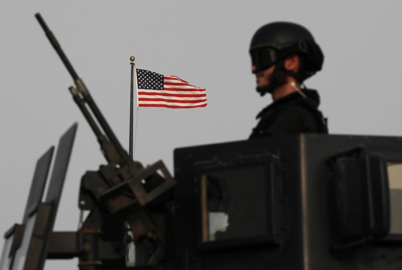 무장한 경비 요원이 바레인 수도 마나마의 미국 대사관 앞에서 세워진 장갑차에 탑승해 경계를 강화하고 있다.