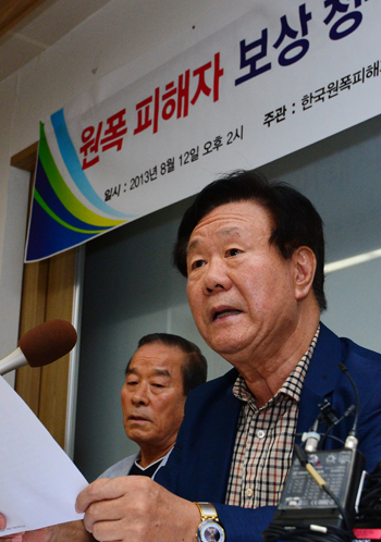8월 12일 원폭 피해자 보상 청구 소송 기자회견에서 박영표 한국원폭피해자협회 회장이 모두발언을 하고 있다.