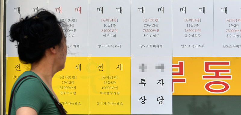 심각한 전세난 속에 서울 강남구 대치동 부동산중개업소에 붙은 전·월세 시세표 앞을 한 여성이 지나가고 있다.