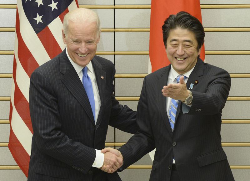 일본을 방문 중인 조 바이든 미 부통령(왼쪽)이 2일 도쿄의 일본 총리 관저에서 아베 신조(安倍晉三, 오른쪽 2번째) 일본 총리와 회담을 갖기에 앞서 아베 총리의 환영을 받으면서 활짝 웃고 있다.