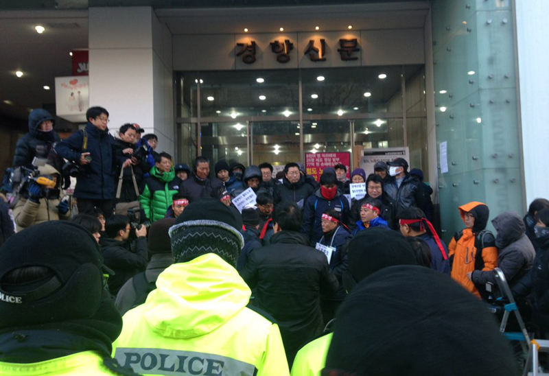 민주노총·통합진보당 지도부, 경찰 강제진입 육탄 저지 중