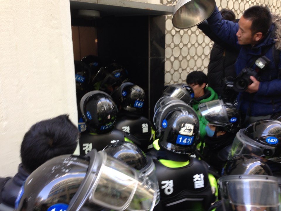 경찰이 경향신문빌딩 1층으로 통하는 쪽문으로 진입을 시도하고 있다.