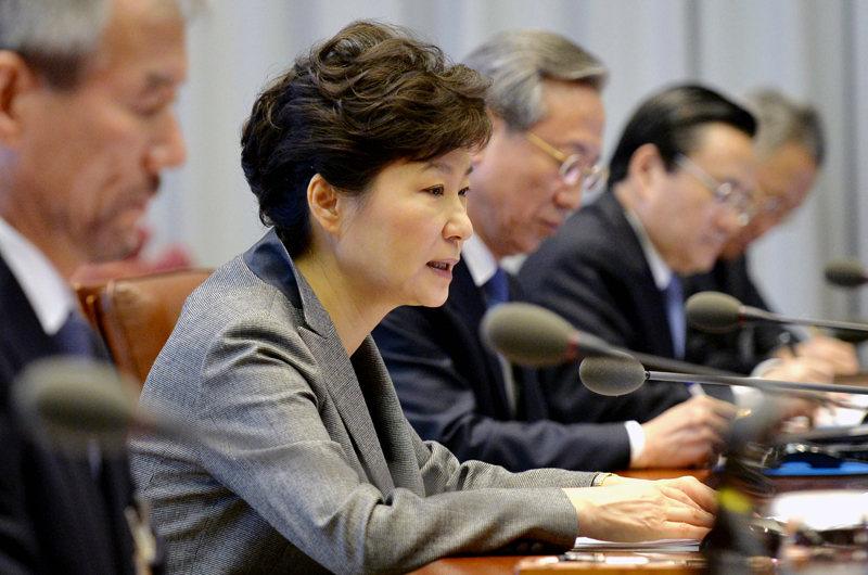 박근혜 대통령이 4월 21일 오전 청와대에서 열린 수석비서관회의를 주재하며 세월호 침몰 관련 발언하고 있다.