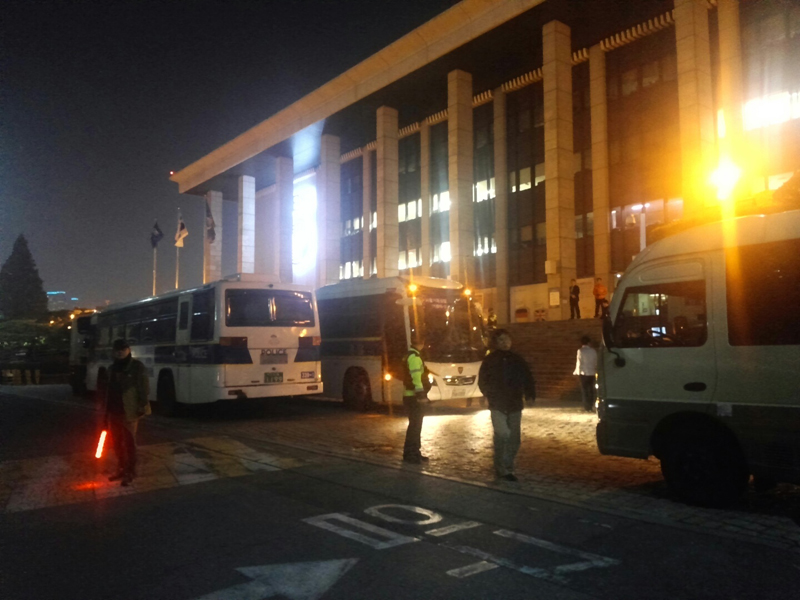 KBS 본사 앞에 세월호 희생자 가족들의 항의시위에 대비하고 있는 경찰