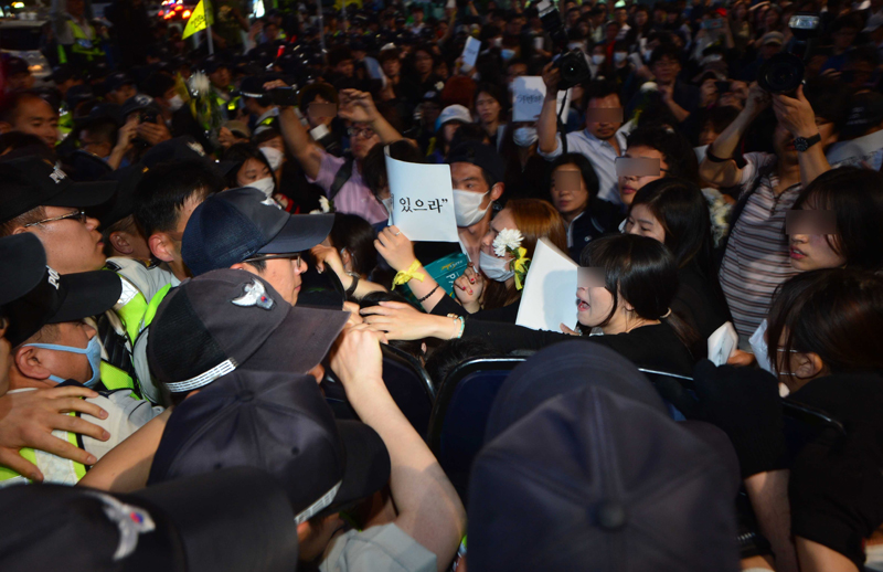 ‘가만히 있으라’ 참가자들 광화문 거리시위...경찰, 대거 연행