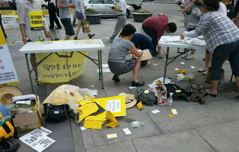 보수단체 회원들이 광화문광장 인근에서 세월호 서명 가판대를 부수고 행패를 부렸다.