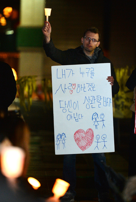 11월 28일 오후 서울 덕수궁 대한문 앞에서 인권단체 회원과 시민 등이 인권헌장 제정 촉구 및 성소수자 혐오 규탄 촛불문화제를 하고 있다.
