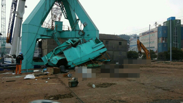 21일 부산 영도구 청학동 대선조선소에서 선박건조용 크레인의 철제구조물이 무너져 내려 노동자 4명이 숨졌다.