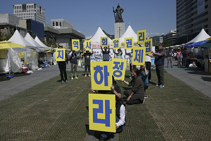 2014년 9월 25일 구미불산 누출사고 2주년을 맞아 화학물질감시네트워크와 세월호 참사대책위가 위험을 멈추는 시민행동으로 물음표를 만들고 있다