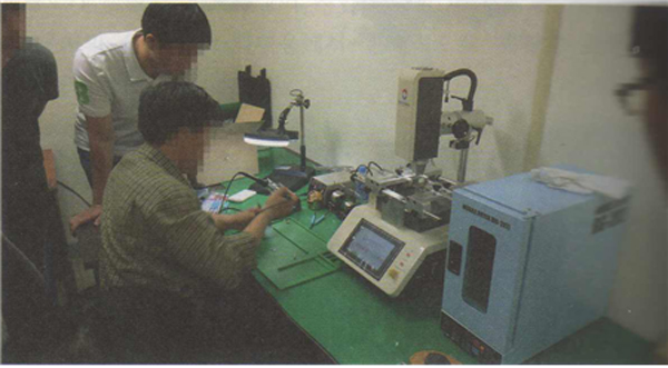 안산 분향소 옆에 마련된 포렌식 센터에서 김인성 전 교수가 디지털 증거를 복원하는 모습