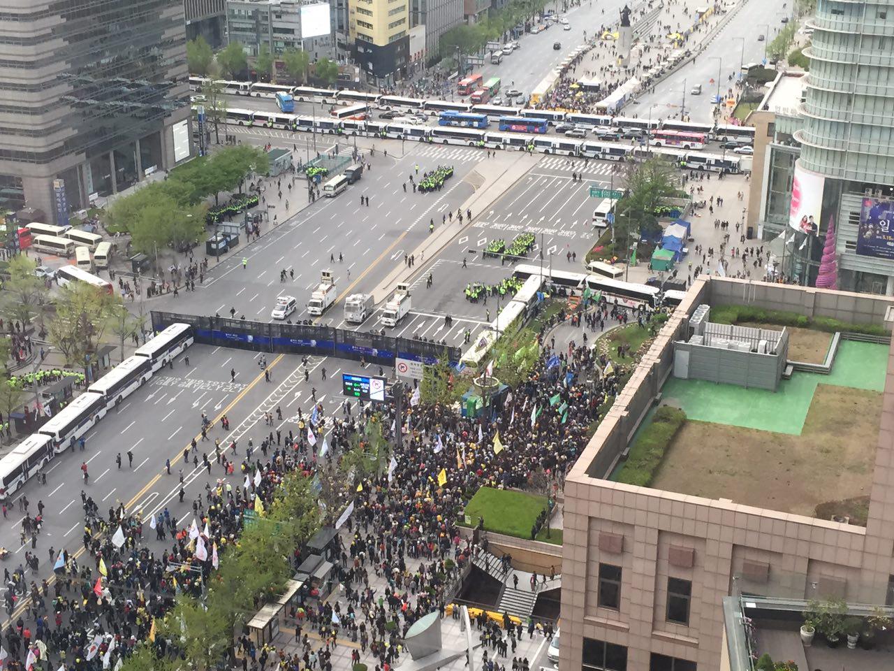 서울광장에서 광화문광장 사이를 겹겹이 막고 있는 경찰