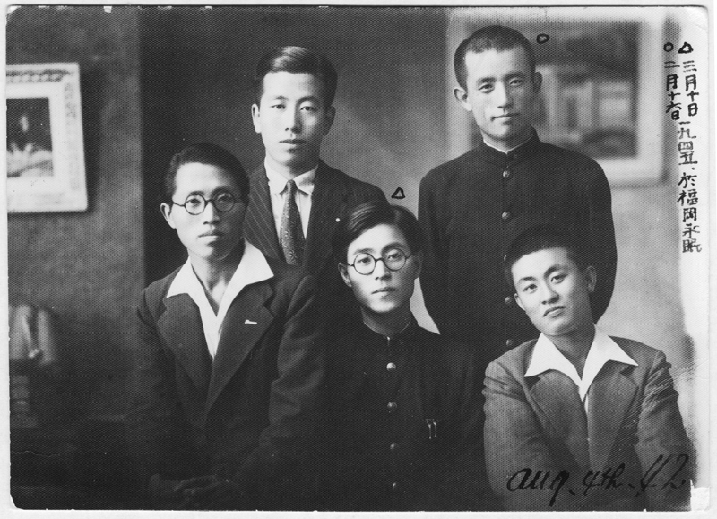 일본 도쿄 릿쿄대에 다니던 윤동주(뒷줄 오른쪽)가 1942년 여름방학 때 귀향해 송몽규(앞줄 가운데) 등 가족들과 찍은 사진