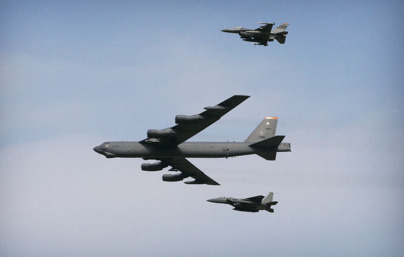 핵 미사일로 무장한 미국의 전략무기 ‘B-52’ 장거리 폭격기가 10일 경기도 오산 상공을 저공비행 하고 있다.
