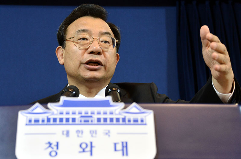 세월호 참사 당시 청와대 홍보수석으로 언론보도에 개입한 의혹을 받고 있는 새누리당 이정현 의원