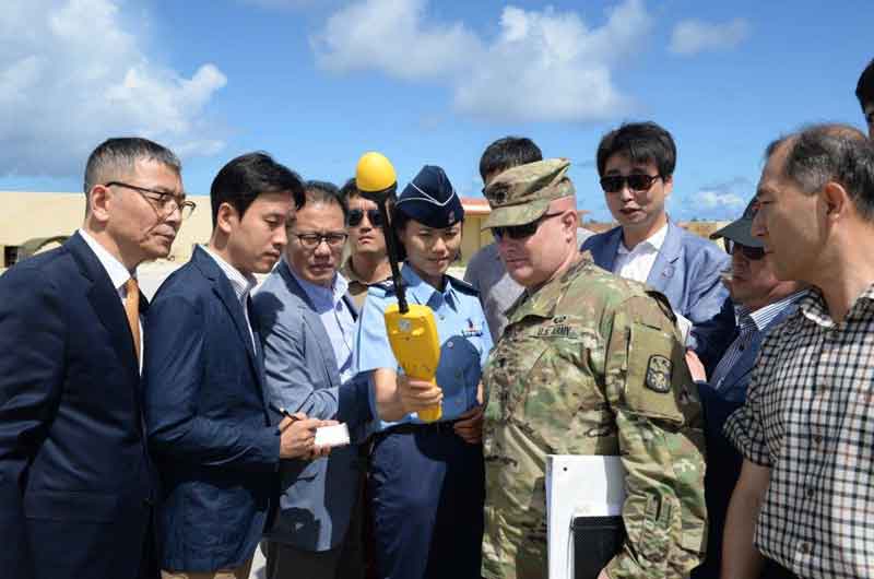 미군이 18일 태평양 괌 기지에 배치된 사드 포대를 방문한 국방부 관계자와 취재진들에게 사드(THAAD·고고도미사일방어체계) 공개했다. 사진은 한미 군 관계자들이 취재진과 함께 전자파 측정을 하는 모습.