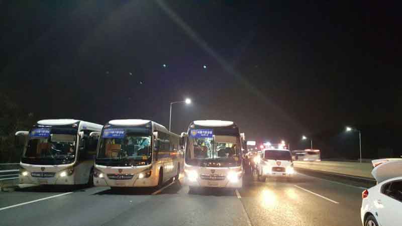 경찰은 버스 등으로 집회에 가는 농민들의 차량 150여대를 가로막고 있다.