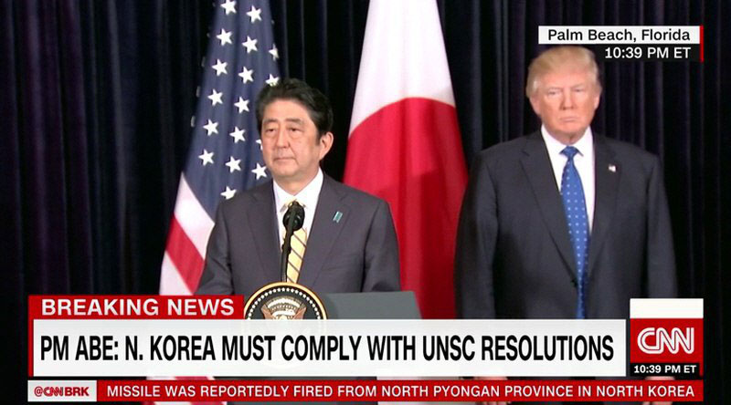 아베 일본 총리가 북한 미사일 발사에 관해 비난하는 긴급 기자회견장에서 뒤에 서 있는 트럼프 대통령