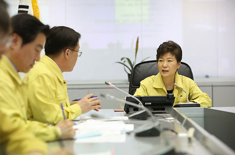 2014년 세월호 참사 당일 오후 뒤늦게 중앙재해대책본부를 방문한 박근혜 대통령
