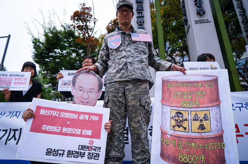 지난해 4월 25일 시민단체들이 용산 미군기지 환경오염 조사 결과 공개를 촉구하고 있다.