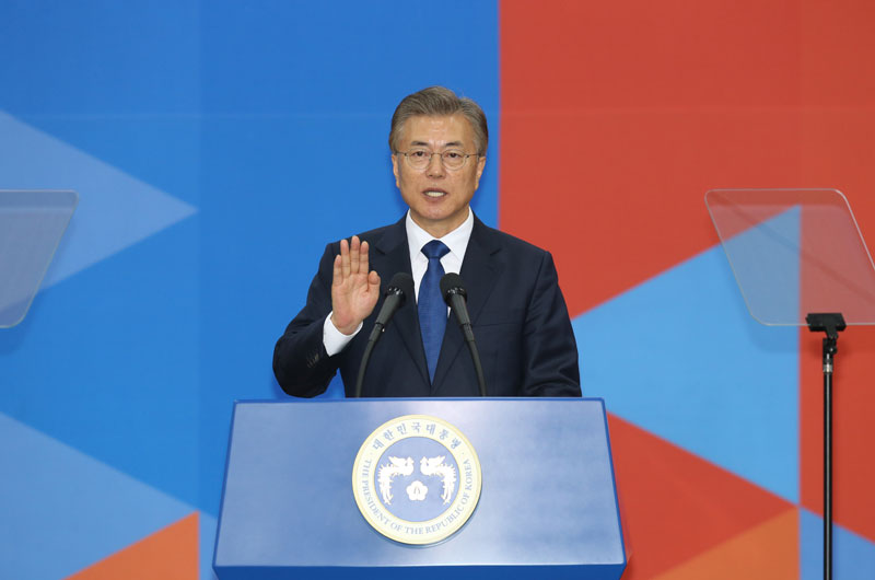 문재인 대통령이 10일 서울 여의도 국회의사당 중앙홀(로텐더홀)에서 대통령 취임선서를 하고 있다.