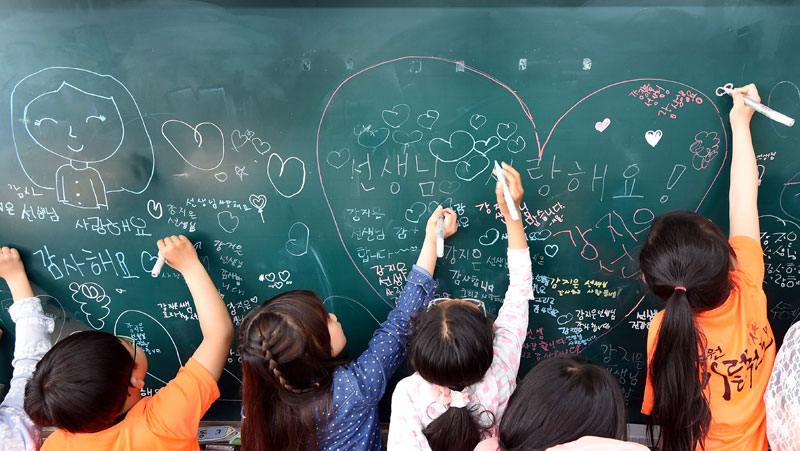 지난해 5월 12일 스승의 날을 앞두고 경기도 수원시 장안구 송죽초등학교 3학년 학생들이 담임선생님에게 감사의 마음을 전하고 있다.