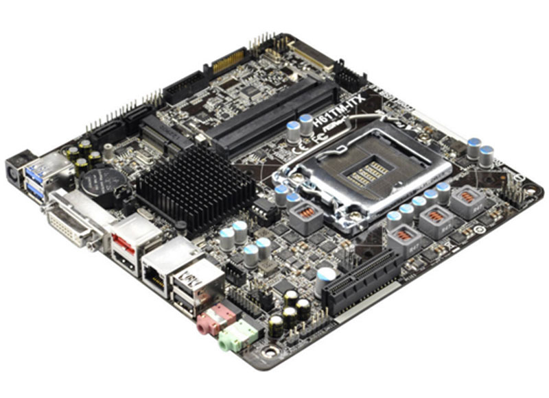 Mini-ITX 메인보드:거의 모든 기능을 내장한 Mini-ITX(mITX) 보드입니다. 노트북처럼 전원 어댑터를 통해 직류전원을 직접 입력 받으므로 따로 전원 공급장치(파워서플라이)가 필요없습니다. mITX는 대개 저성능 CPU를 사용하지만 최근에는 고성능 데스크탑 CPU까지 지원하는 제품도 출시되었습니다. 고성능(M.2) SSD가 기본이며 추가 하드디스크까지 장착 가능합니다. 물론 다양한 외부입력장치도 지원하고 있습니다.