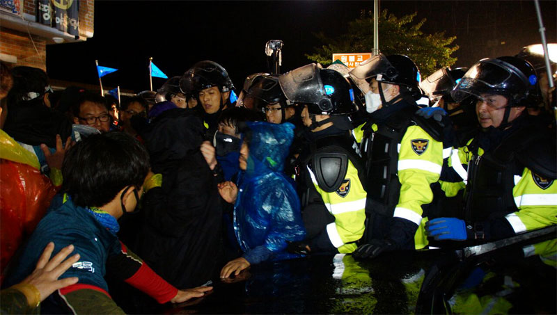 사드 추가 배치를 반대하고 있는 성주 소성리 주민들과 이들과 연대하러 간 시민들이 경찰에 맞서 대치하고 있다.