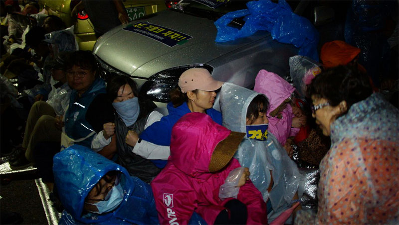 사드 추가 배치를 반대하고 있는 성주 소성리 주민들과 이들과 연대하러 간 시민들이 경찰에 맞서 대치하고 있다.