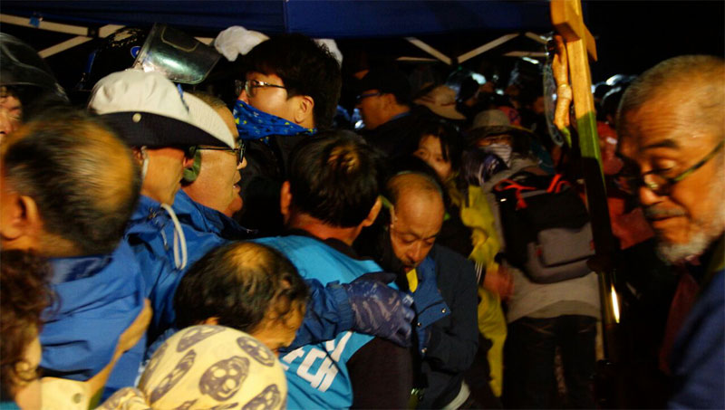사드 추가 배치를 반대하고 있는 성주 소성리 주민들과 이들과 연대하러 간 시민들 경찰이 물리력을 동원해 강제진압하고 있다.