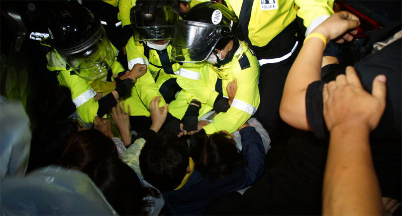 사드 추가 배치를 반대하고 있는 성주 소성리 주민들과 이들과 연대하러 간 시민들 경찰이 물리력을 동원해 강제진압하고 있다.