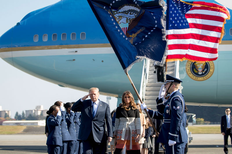 도널드 트럼프 미국 대통령이 5일 오전 퍼스트레이디 멜라니아 여사와 함께 일본 도쿄 인근에 있는 요코타 미 공군기지에 도착해 성조기를 향해 경례하고 있다.