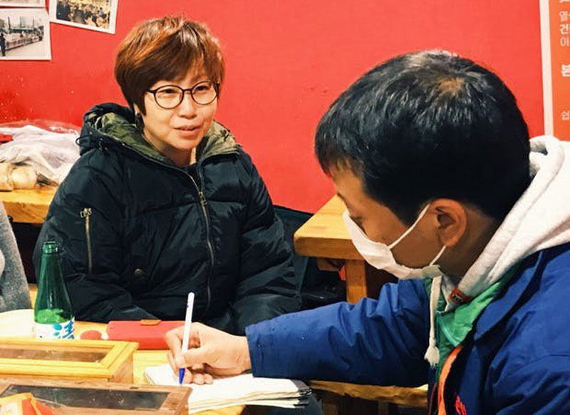 임대료 폭등으로 쫓겨날 위기에 처한 서울 종로구 서촌 궁중족발에서 사연을 채록하는 김동산 작곡가(오른쪽)