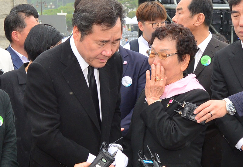 이낙연 국무총리가 18일 오전 광주 북구 운정동 국립5·18민주묘지에서 열린 '오월 광주, 정의를 세우다' 주제의 5·18민주화운동 38주기 기념식에 참석한 뒤 고(故) 김경철씨 묘소를 찾아 참배하고 있다. 청각 장애인이었던 김경철씨는 계엄군에 폭행을 당해 숨졌으며 최초 사망자로 기록돼 있다.