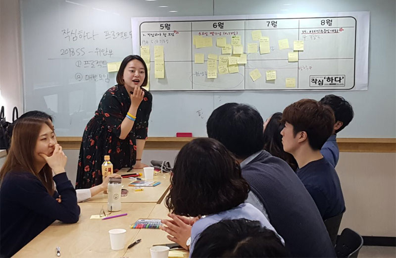 작심‘하다’ 회원들과 정보람 교사(서 있는 이)
