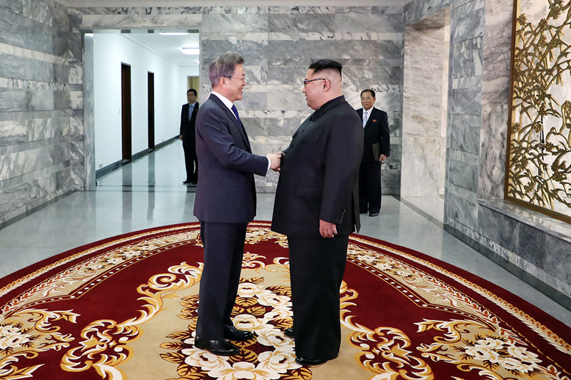 문재인 대통령과 김정은 국무위원장이 판문점 북측 26일 통일각에서 만났다.