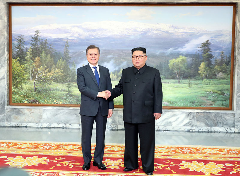 문재인 대통령과 김정은 국무위원장이 지난 5월 26일 판문점 북측 통일각에서 만나 2차 남북정상회담을 열었다. 자료사진.