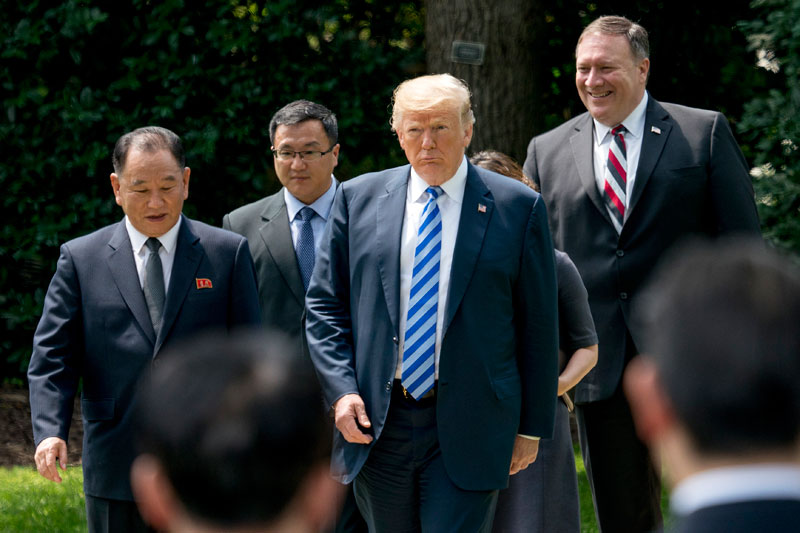 도널드 트럼프 미국 대통령이 1일(현지시간) 미국 백악관 집무실에서 김영철 북한 노동당 부위원장(왼쪽)과 회담을 마치고 걸어 나오고 있다.