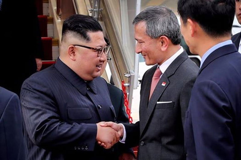 창이국제공항에 도착한 북한 김정은 위원장을 영접한 비비안 발라크리쉬난 싱가포르 외무장관