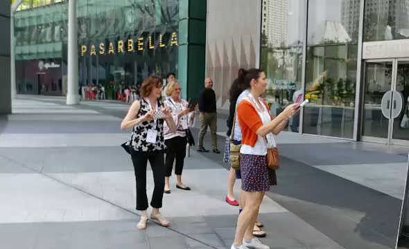 ‘트럼프-김정은 김치 쇠고기 볶음밥(Trump Kimchi Nasi Lemak)’ 특별메뉴를 출시한 레스토랑 앞에서 기념사진을 찍는 관광객들