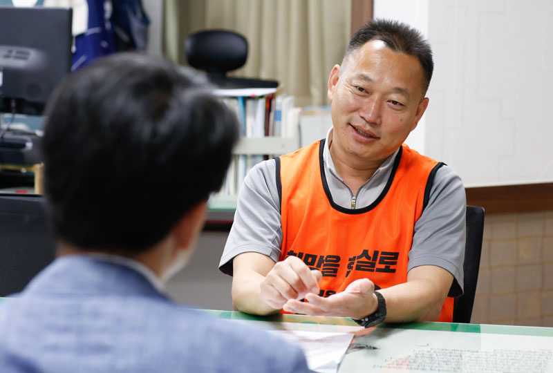 인터뷰 하는 김주업 전국공무원노조 위원장