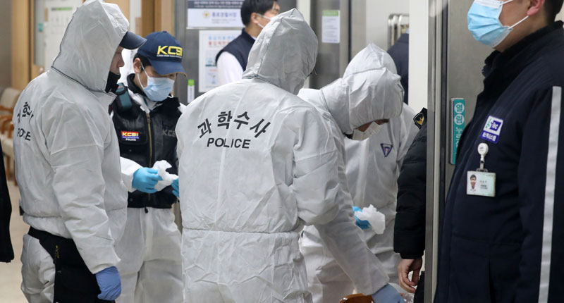정신과 진료 상담 중이던 의사가 환자에게 흉기에 찔려 사망한 31일 오후 서울 종로구 강북삼성병원에서 경찰 과학수사대 대원들이 현장으로 들어가고 있다.
