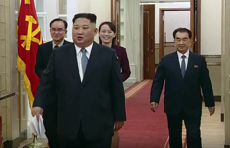 김정은 북한 국무위원장이 1일 오전 여동생인 김여정 당 선전선동부 제1부부장, 조용원 당 조직지도부 부부장(왼쪽), 김창선 국무위원회 부장(오른쪽)과 함께 노동당 청사에 마련된 신년사 발표장으로 향하고 있다.