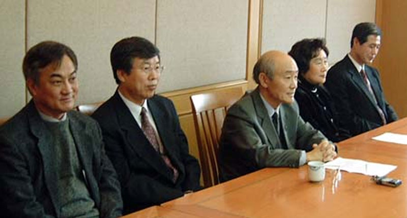 2004년 1월 7일 강창순 원자핵공학과 교수(가운데)와 생명공학계의 권위자 황우석 수의과 대학 교수 등 서울대 교수 60여명이 지난 7일 원전 수거물 관리 시설을 서울대 부지 내 관악산에 유치하자고 제안하는 회견을 하고있다.