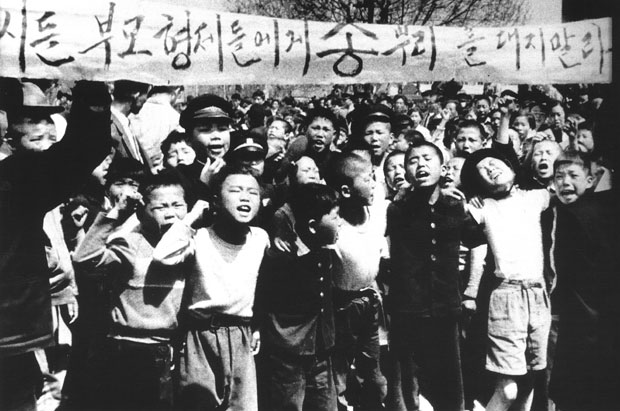 1960년 4월 26일 이승만 정권의 총격에 친구 정한승군을 잃은 수송초등학교 학생들의 시위에 나섰다.